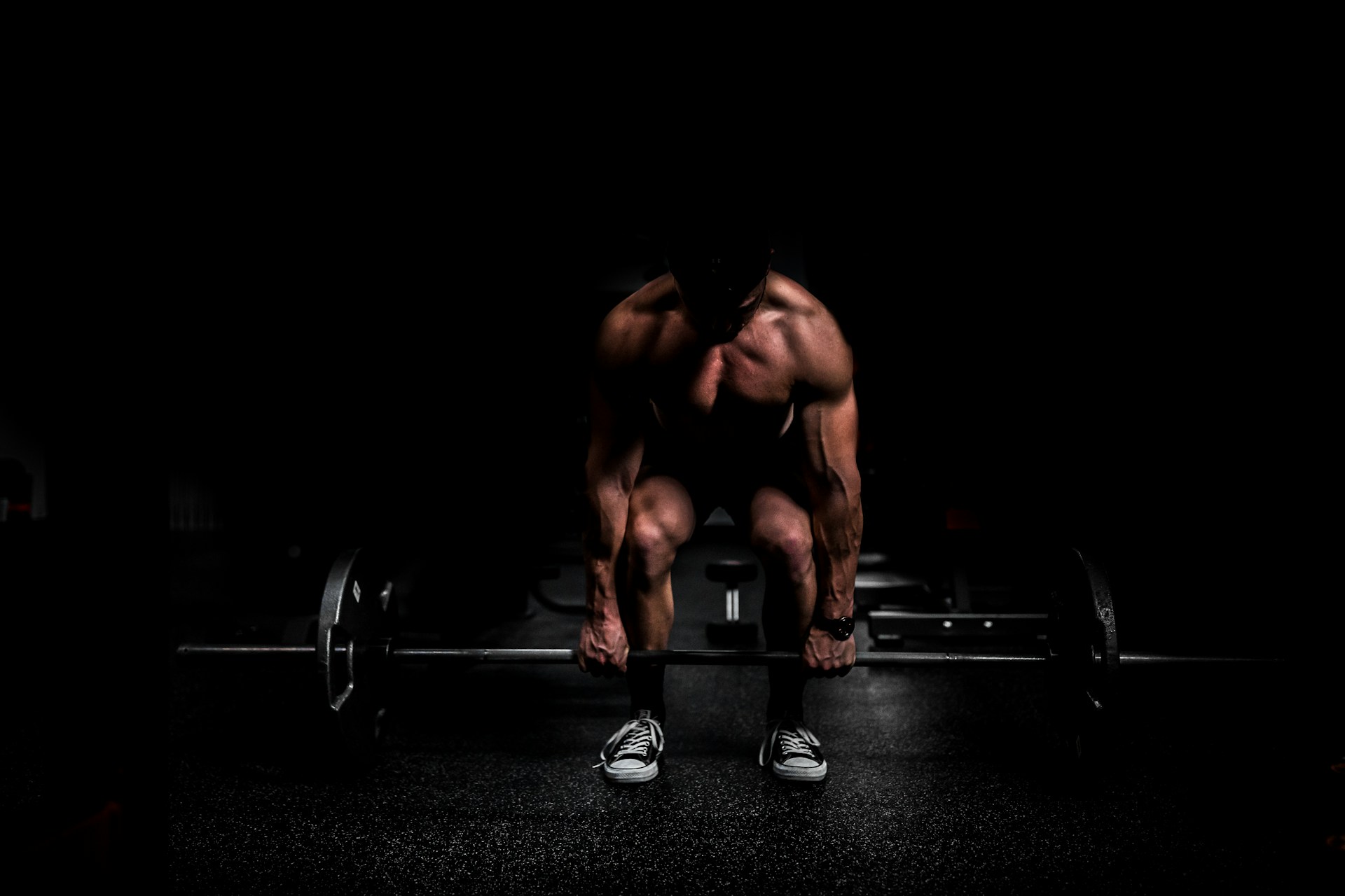 a natural lifter picking up a barbell after taking carnitine and creatine